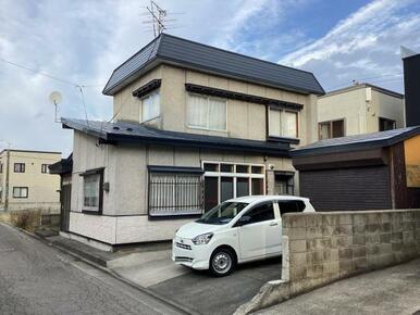 南西より撮影、車庫1台分、カースペース1台分あり