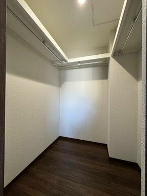 奥行きのあるウォークインクローゼットつき。