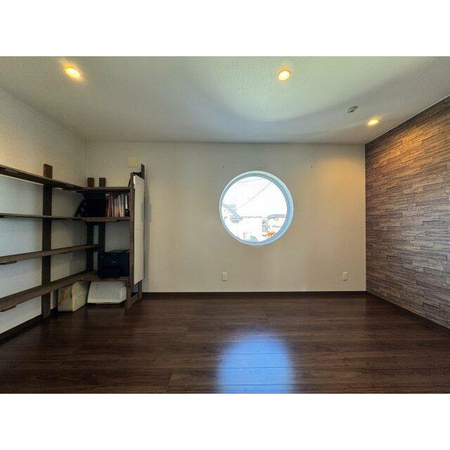 2階の丸窓が特徴的なお部屋。