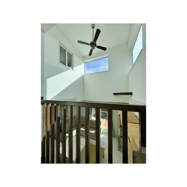 廊下からはリビングと吹抜けが見える場所です。