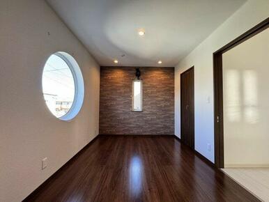 床やアクセントクロスはブラウン基調。