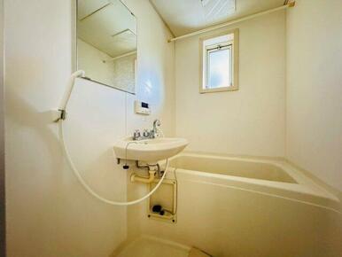 洗面ボウル付きの２点ユニットです。小窓がついているため、換気も困りません。