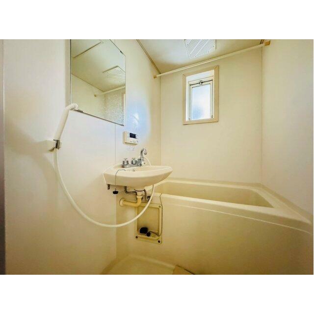 洗面ボウル付きの２点ユニットです。小窓がついているため、換気も困りません。