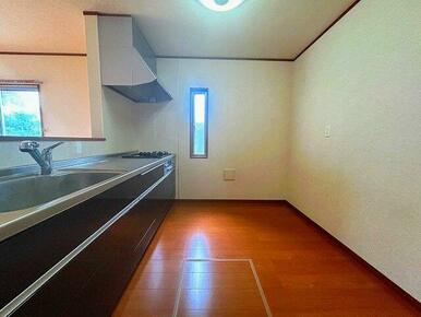 「キッチン全体」調理に集中しやすく使い勝手の良い清潔感のあるシステムキッチンです。