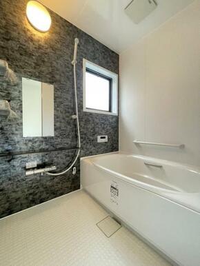 1日の疲れを癒してくれる浴室は、窓のある開放的な空間＾＾