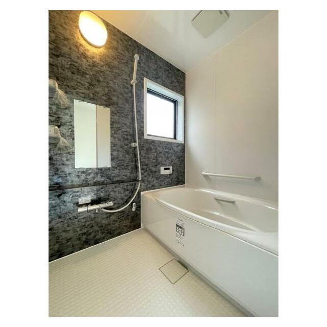 1日の疲れを癒してくれる浴室は、窓のある開放的な空間＾＾