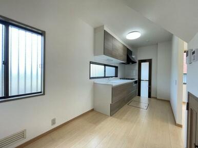 作業スペースが広い！窓のある明るいキッチンです＾＾