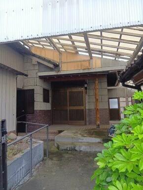 階段上がれば屋根付きの庭がお出迎え！