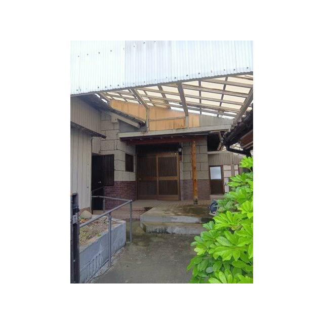 階段上がれば屋根付きの庭がお出迎え！
