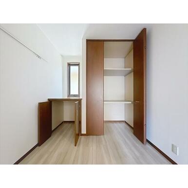 洋室には大き目の収納です