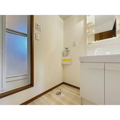 洗濯機は洗面台の隣に