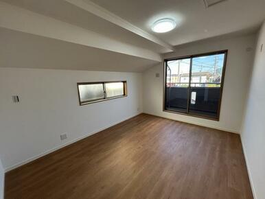 2階洋室約7.8帖、別角度から