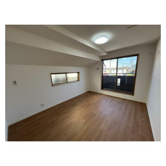 2階洋室約7.8帖、別角度から