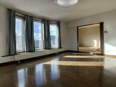 2階リビングもワイドサイズの3面窓により彩光良好♪LDK16.0帖