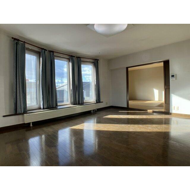 2階リビングもワイドサイズの3面窓により彩光良好♪LDK16.0帖