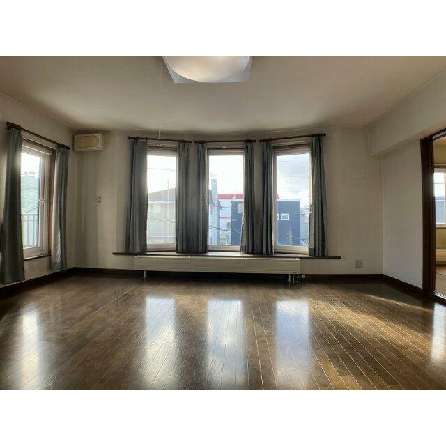 2階リビングもワイドサイズの3面窓により彩光良好♪LDK16.0帖