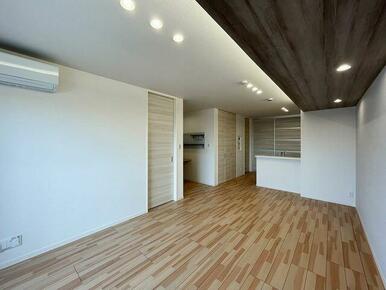 ＬＤＫ１７．３帖　対面カウンターキッチンで家族との対話を楽しみながら料理ができます。