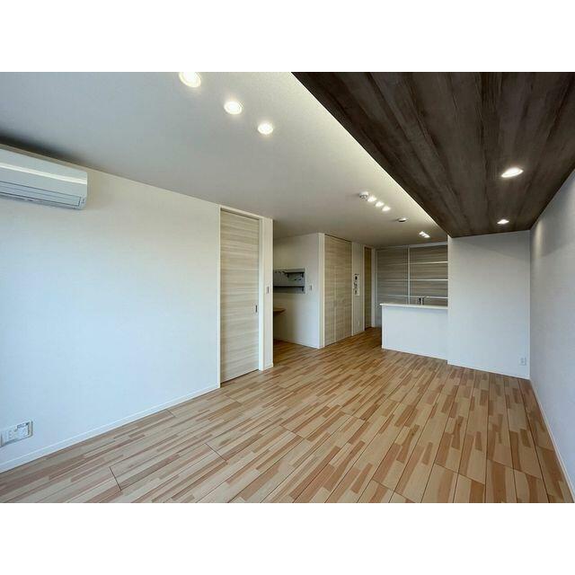 ＬＤＫ１７．３帖　対面カウンターキッチンで家族との対話を楽しみながら料理ができます。