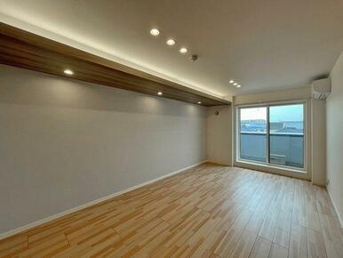 ＬＤＫ１７．３帖　間接照明とアクセントクロスがオシャレなお部屋を演出してくれます。