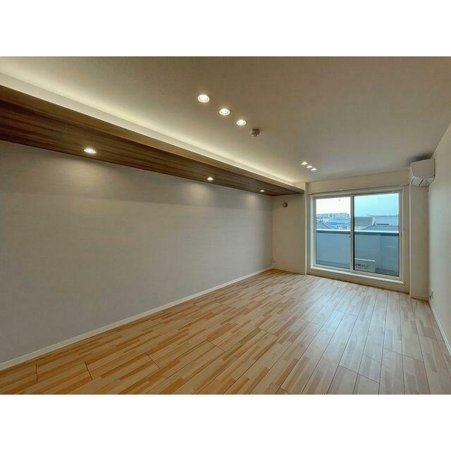 ＬＤＫ１７．３帖　間接照明とアクセントクロスがオシャレなお部屋を演出してくれます。