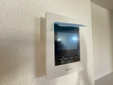 訪問者がひと目でわかるモニター付きインターホンを標準装備。お子さまのお留守番にも安心です！