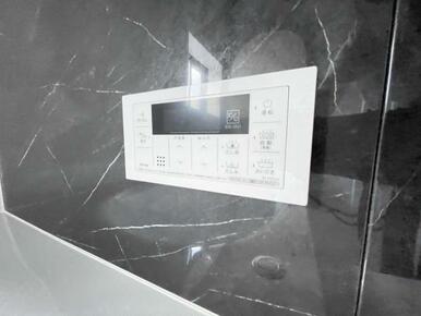 ボタンひとつでお湯張りや追い焚き、温度調整までしてくれる便利なオートバス機能付き！