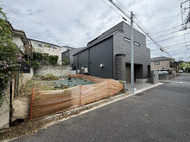 【前面道路を含む現地土地写真】土地面積99.88m2