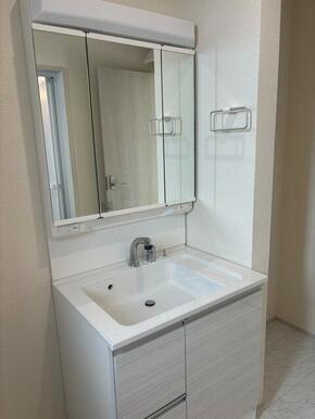 お化粧やヘアセットが楽しくなる洗面スペース（1号棟）