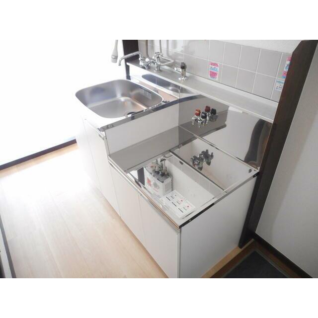 キッチン台には収納もあります