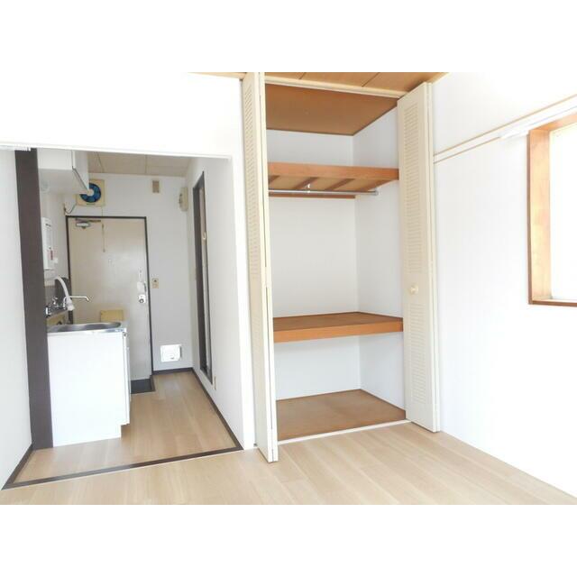 キッチン横に収納があります