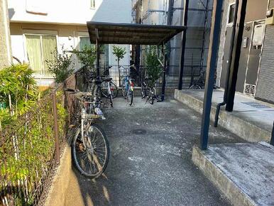 屋根付き駐輪場完備