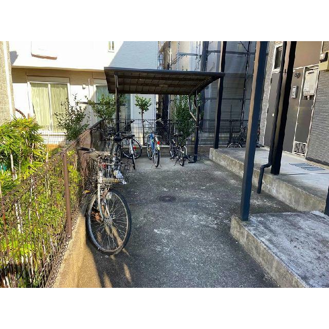 屋根付き駐輪場完備
