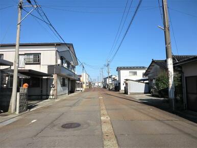 西側の公道を撮影