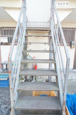 共用部分の階段です♪