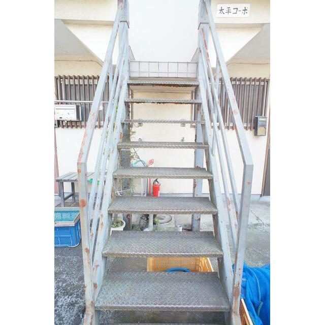 共用部分の階段です♪