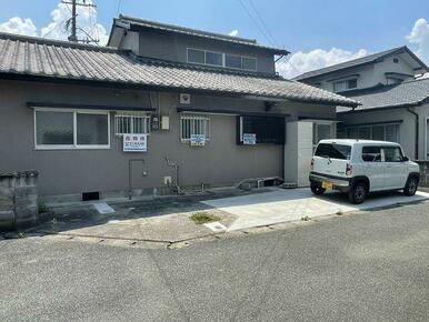 セカンドカーや来客時も安心の広々としたカースペース。前面道路との高低差も少なく、運転が苦手な方にも優しい設計です。