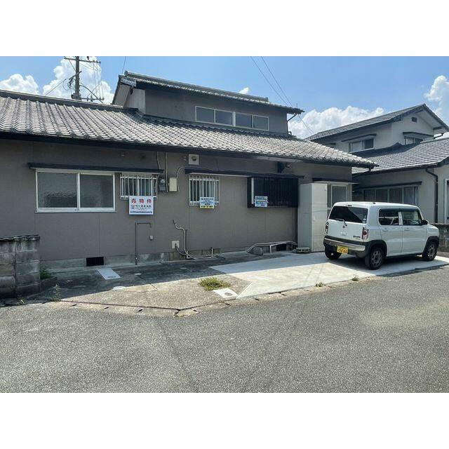セカンドカーや来客時も安心の広々としたカースペース。前面道路との高低差も少なく、運転が苦手な方にも優しい設計です。