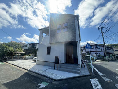 南東道路に面し、日当たり良好！明るく開放的な住まいで、毎日が心地よい空間に。カースペース4台分完備で