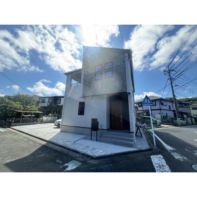 南東道路に面し、日当たり良好！明るく開放的な住まいで、毎日が心地よい空間に。カースペース4台分完備で