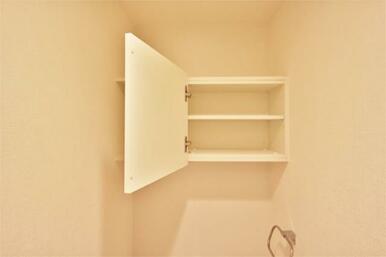 トイレの上部には収納棚があります。トイレ用品を収納するのにとても便利です。