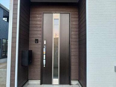 家族の送り迎えはこの玄関で