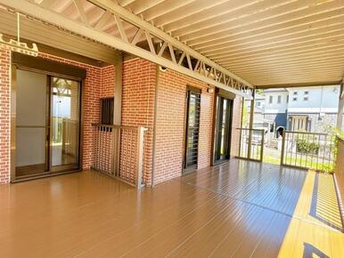 ウッドデッキ一階部分の別アングルからの様子です