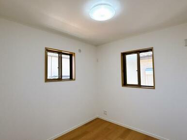 二階西側洋室の様子です