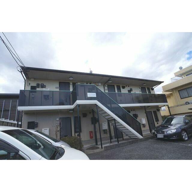 外観写真です！外廊下タイプの２階建て６世帯☆２０１５年１２月外観塗装済。