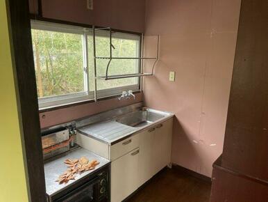 明るい光と緑が差し込む大きな窓が魅力。広いシンクで作業も快適です