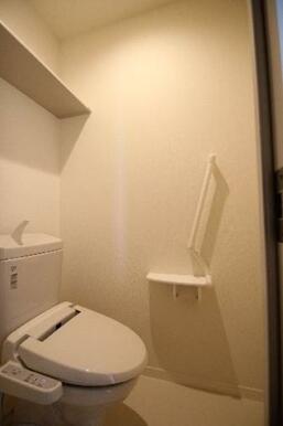 トイレは多機能便座。上部に小物が置けます。また、手すりがあるのもちょっとした心配りが感じられます。