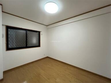 洋室５．４帖。各部屋照明つき