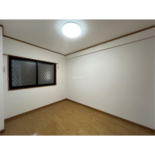 洋室５．４帖。各部屋照明つき
