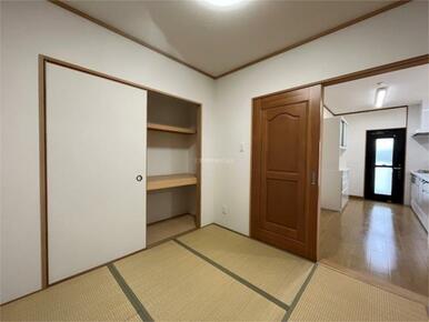 和室３．９３帖。押し入れもあるのでお布団もしまえます