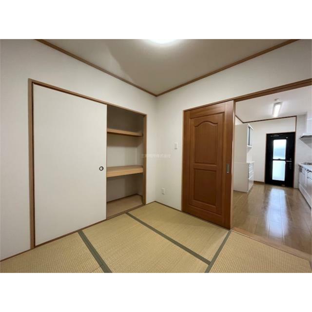 和室３．９３帖。押し入れもあるのでお布団もしまえます